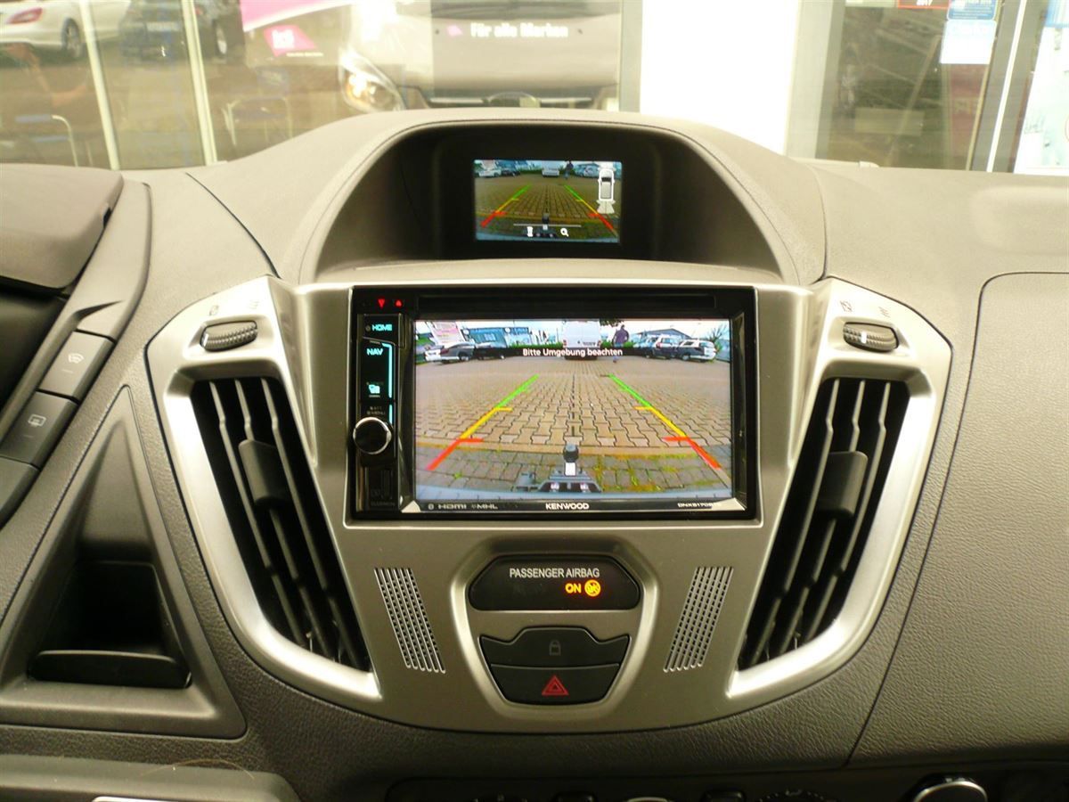 Kenwood Navigation und Rückfahrkamera nachgerüstet.