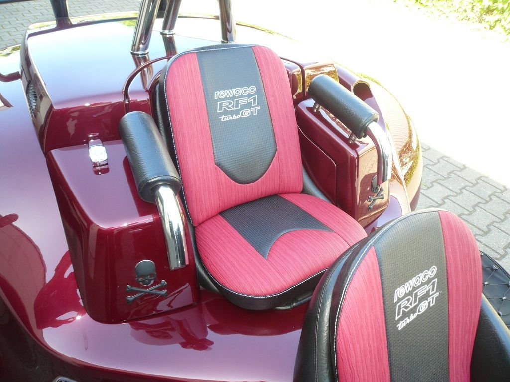 Sitz Innenteile in Design Kunstleder rot neu bezogen.