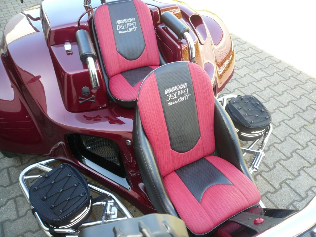 Sitz Innenteile in Design Kunstleder rot neu bezogen.