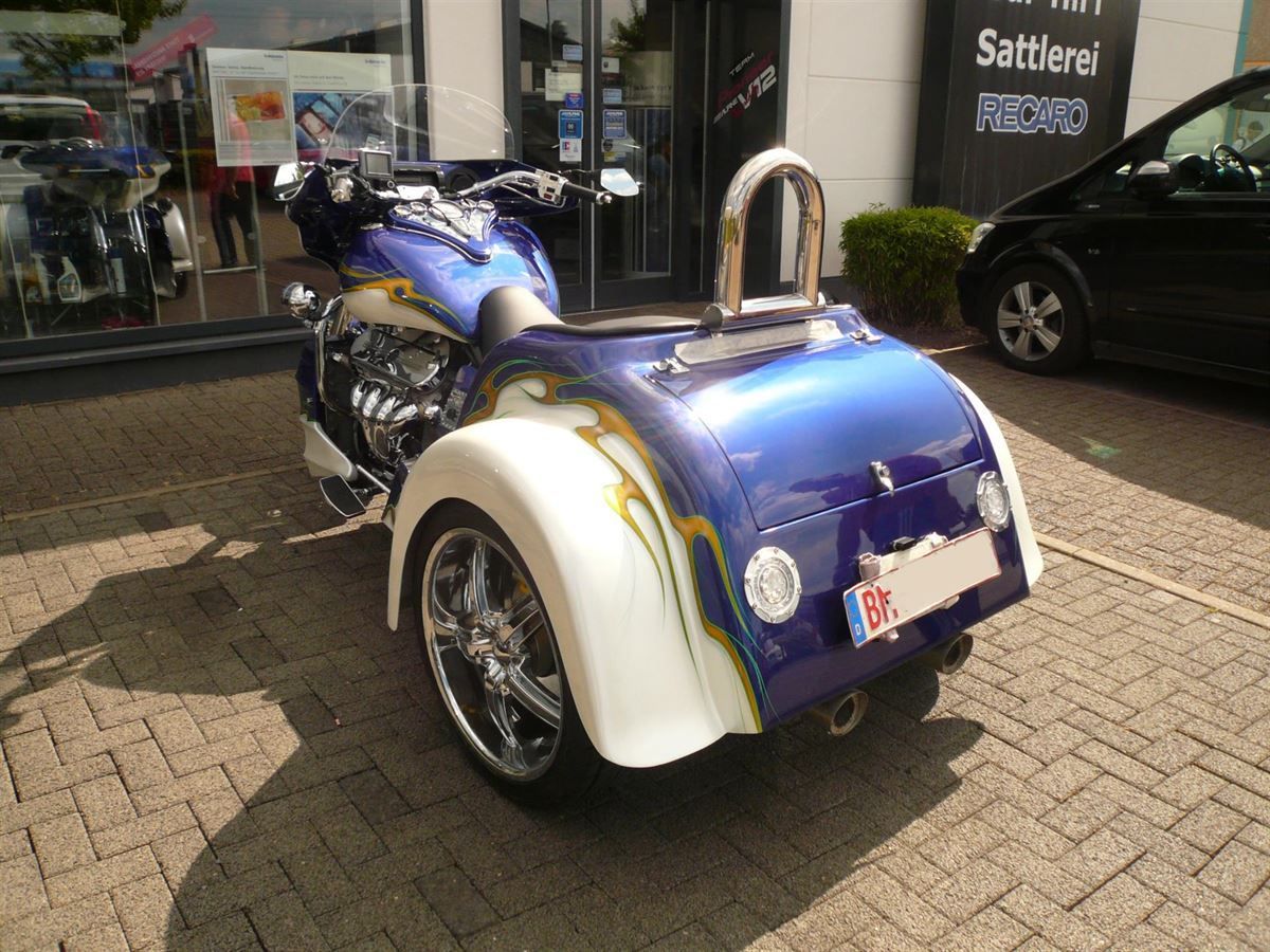 Sitzpolsterung angefertigt & angepasst. Bezug aus Kunstleder nach Vorgabe angefertigt und montiert.