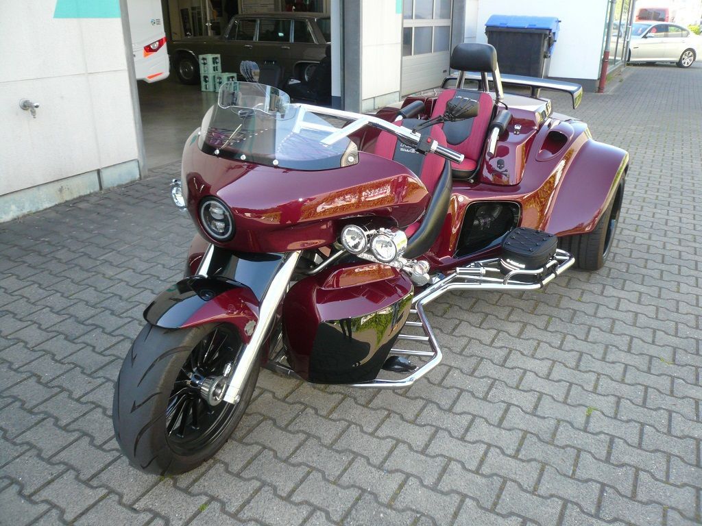 Sitz Innenteile in Design Kunstleder rot neu bezogen.