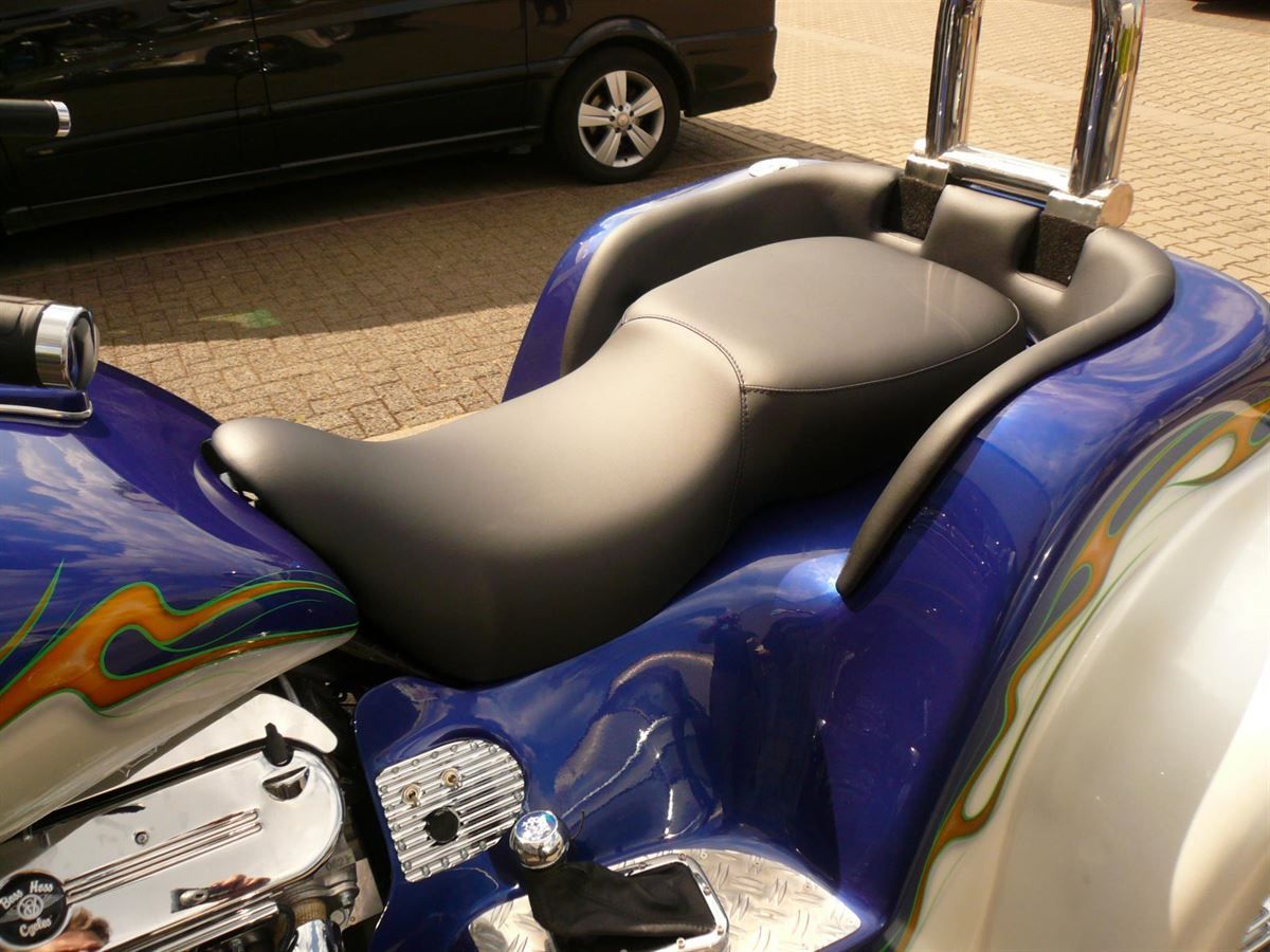 Sitzpolsterung angefertigt & angepasst. Bezug aus Kunstleder nach Vorgabe angefertigt und montiert.