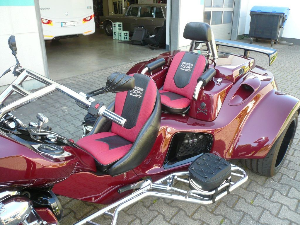 Sitz Innenteile in Design Kunstleder rot neu bezogen.