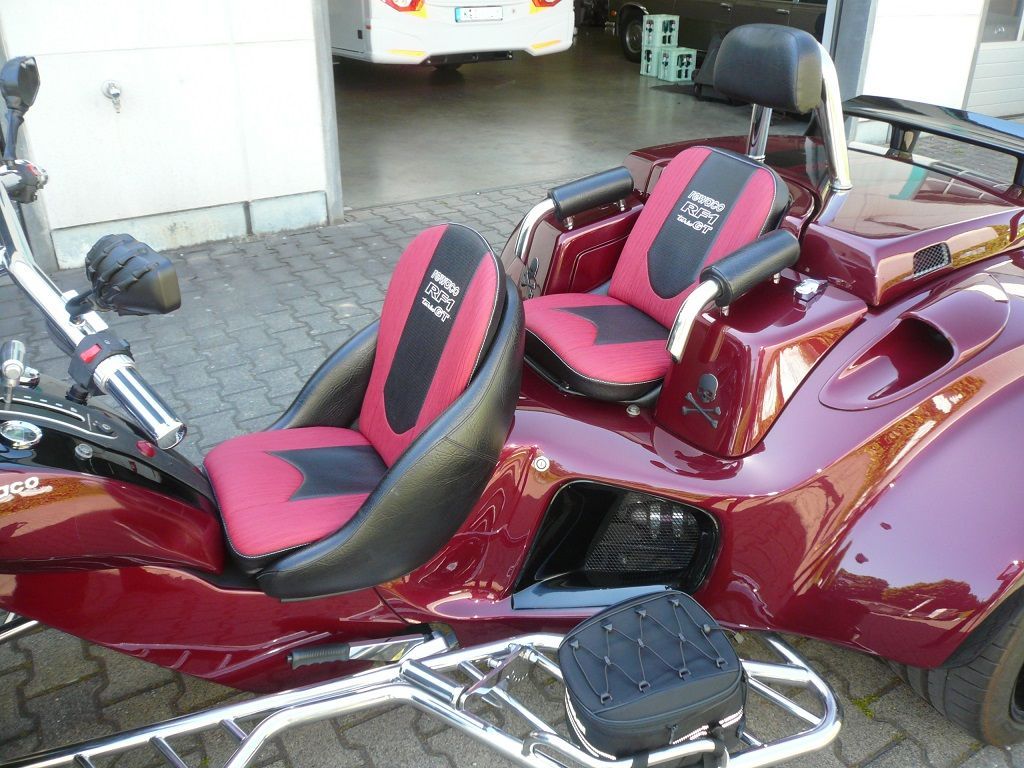 Sitz Innenteile in Design Kunstleder rot neu bezogen.