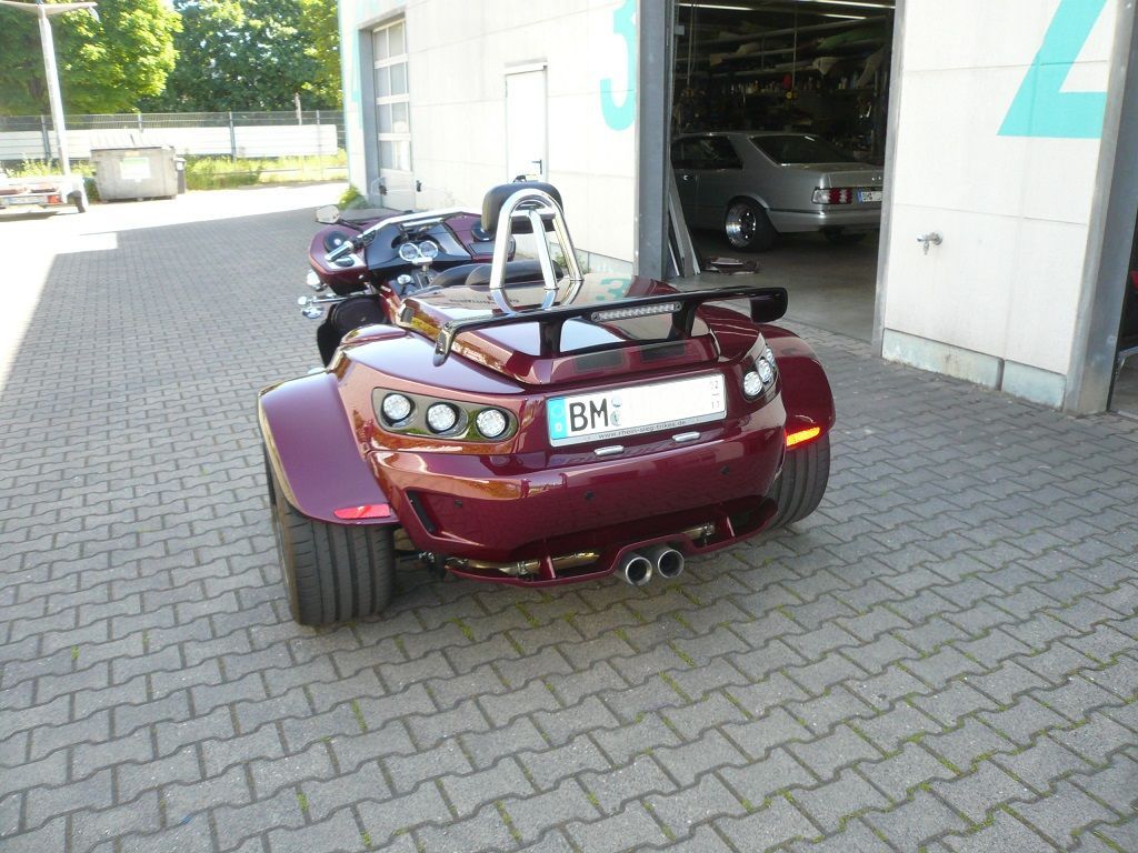 Sitz Innenteile in Design Kunstleder rot neu bezogen.