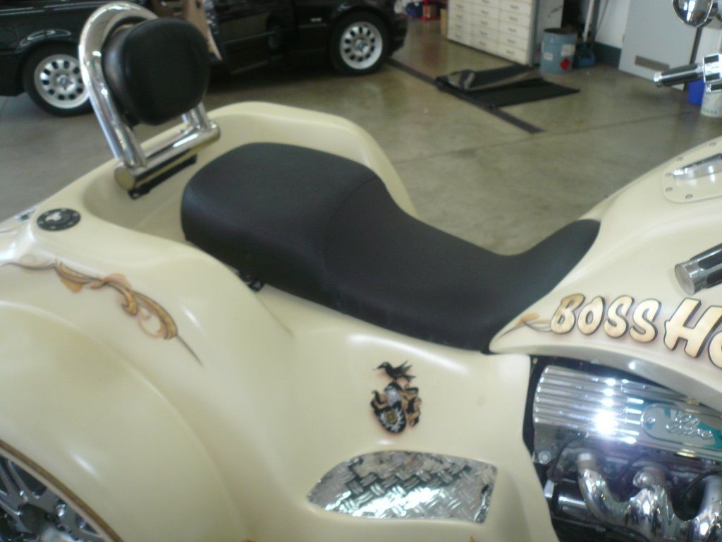 Ein Motorrad mit dem Wort Boss darauf