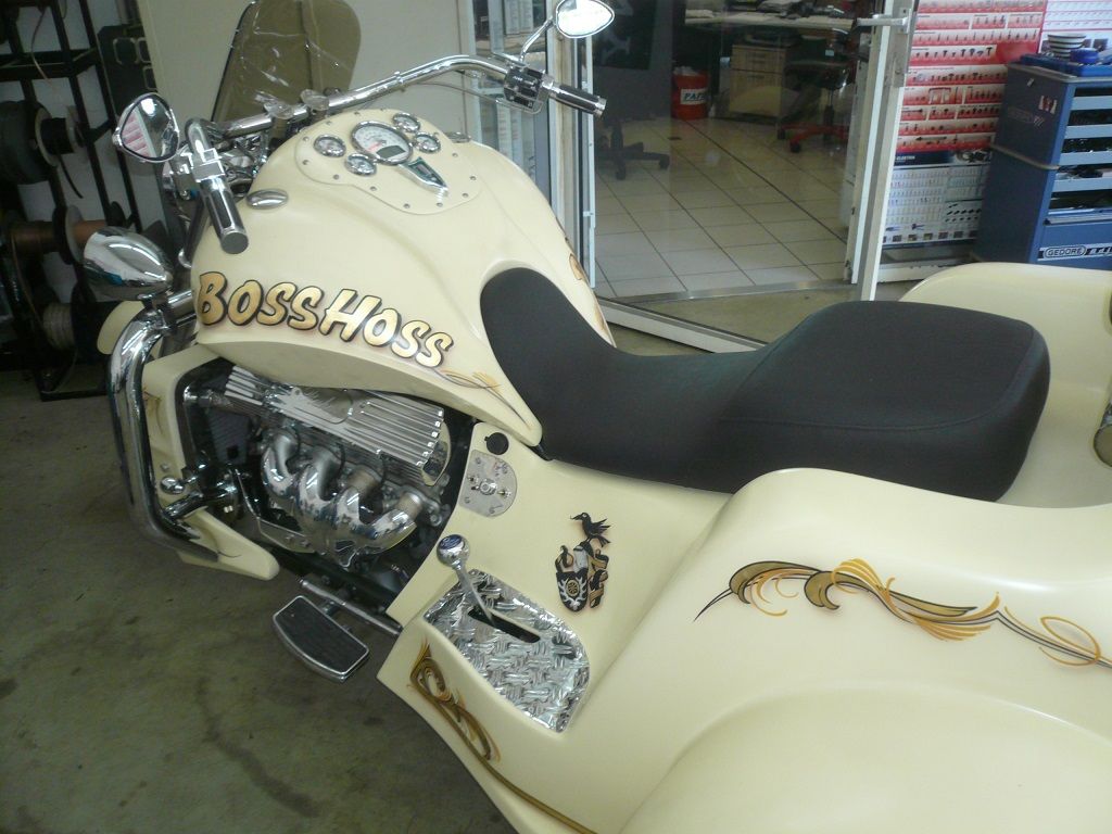 Ein Motorrad mit dem Wort Boss darauf