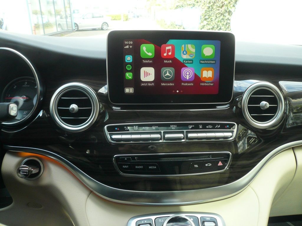 Smartphone-Integration mit Apple CarPlay & Android Auto für Mercedes V-Klasse nachgerüstet. Bedienung über die fahrzeugeigenen Tasten und Bediensystem.