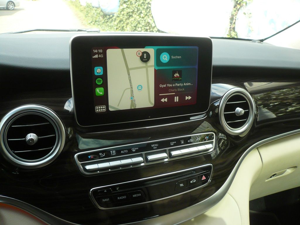 Smartphone-Integration mit Apple CarPlay & Android Auto für Mercedes V-Klasse nachgerüstet. Bedienung über die fahrzeugeigenen Tasten und Bediensystem.