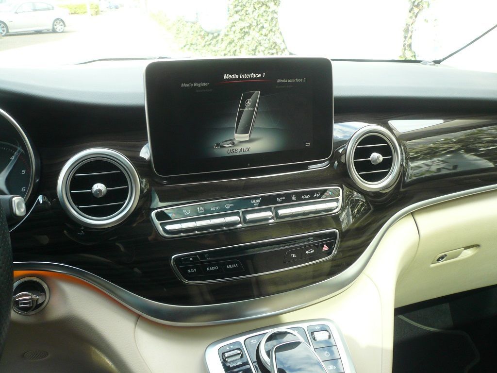 Smartphone-Integration mit Apple CarPlay & Android Auto für Mercedes V-Klasse nachgerüstet. Bedienung über die fahrzeugeigenen Tasten und Bediensystem.