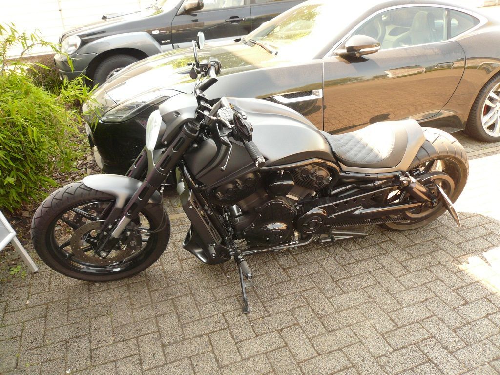 V-ROD Sitzbank Polsterung angefertigt und angepasst. Bezug in Carbon-/Glattleder mit dopelten-Rautenmuster angefertigt und montiert.