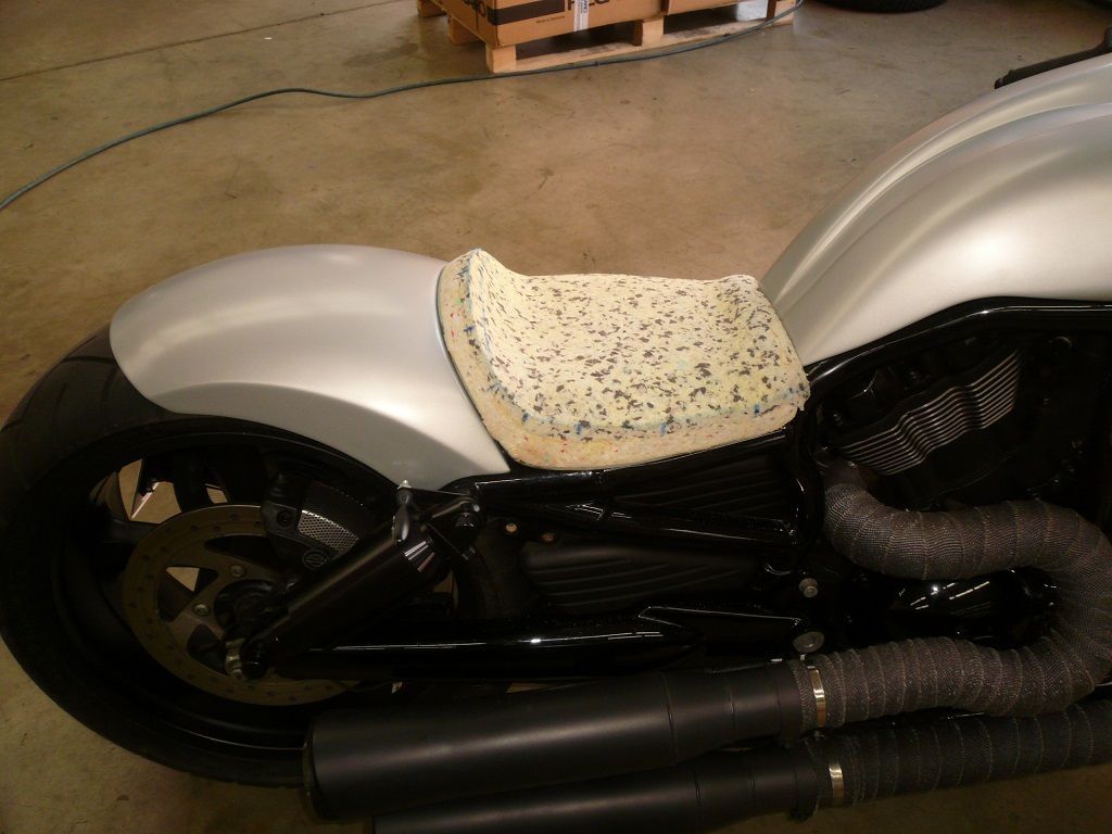 V-ROD Sitzbank Polsterung angefertigt und angepasst. Sitzbezug in Alcantara schwarz mit weißen Nähten angefertigt und montiert.