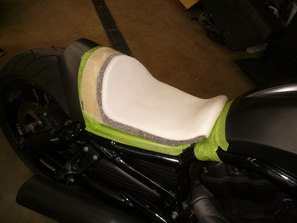 V-ROD Sitzbank Polsterung angefertigt und angepasst. Bezug in Carbon-/Glattleder mit dopelten-Rautenmuster angefertigt und montiert.