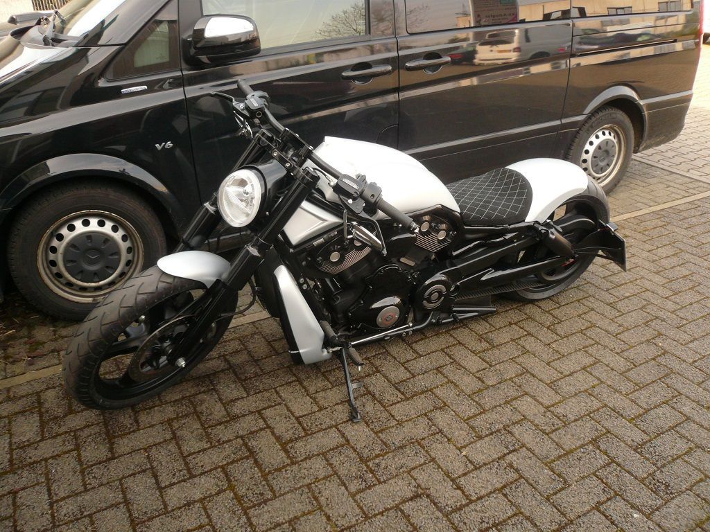 V-ROD Sitzbank Polsterung angefertigt und angepasst. Sitzbezug in Alcantara schwarz mit weißen Nähten angefertigt und montiert.