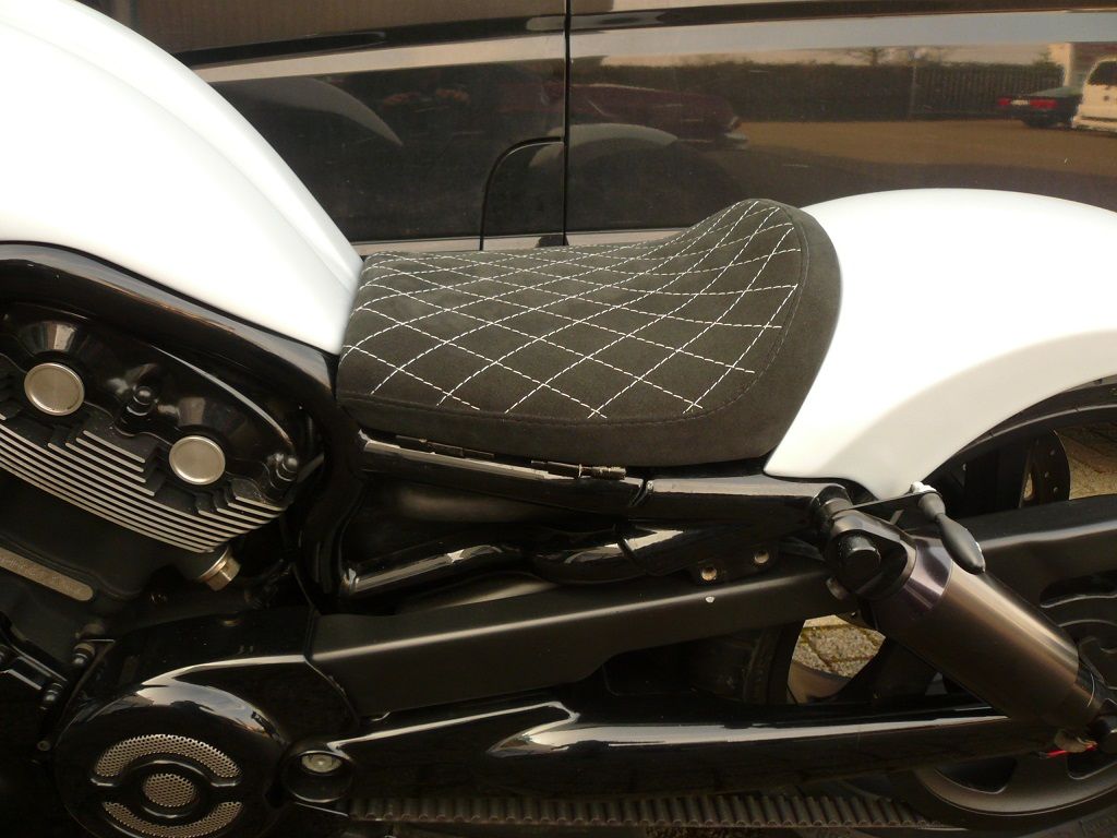 V-ROD Sitzbank Polsterung angefertigt und angepasst. Sitzbezug in Alcantara schwarz mit weißen Nähten angefertigt und montiert.