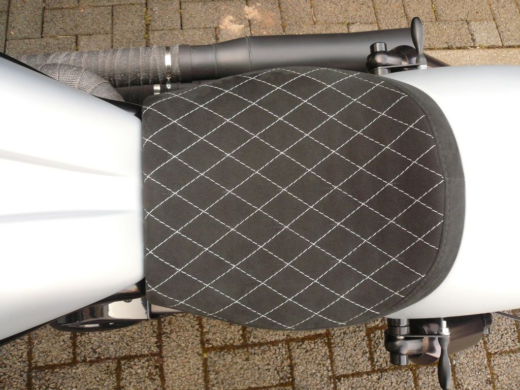 V-ROD Sitzbank Polsterung angefertigt und angepasst. Sitzbezug in Alcantara schwarz mit weißen Nähten angefertigt und montiert.