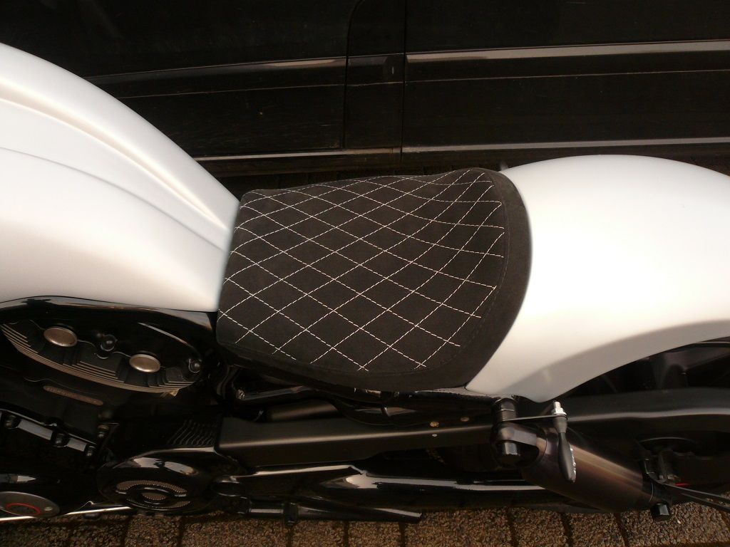 V-ROD Sitzbank Polsterung angefertigt und angepasst. Sitzbezug in Alcantara schwarz mit weißen Nähten angefertigt und montiert.
