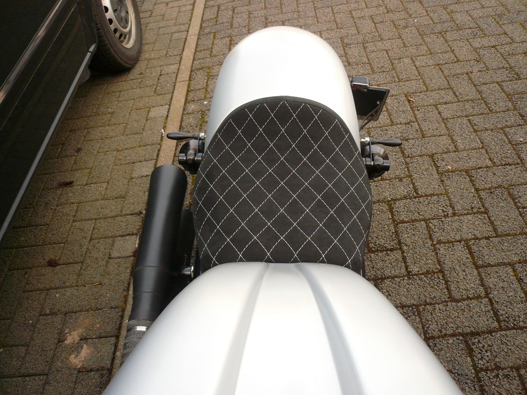 V-ROD Sitzbank Polsterung angefertigt und angepasst. Sitzbezug in Alcantara schwarz mit weißen Nähten angefertigt und montiert.