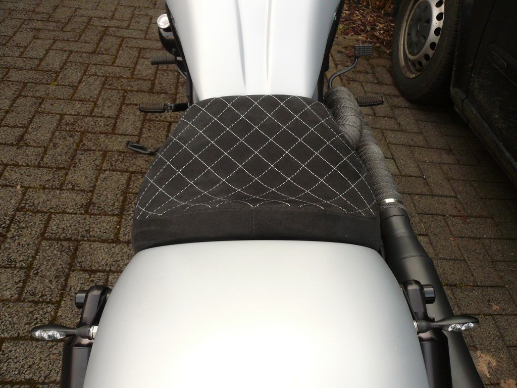 V-ROD Sitzbank Polsterung angefertigt und angepasst. Sitzbezug in Alcantara schwarz mit weißen Nähten angefertigt und montiert.