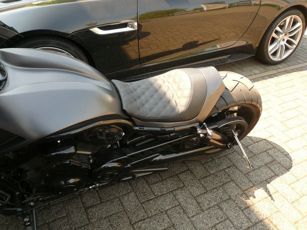 V-ROD Sitzbank Polsterung angefertigt und angepasst. Bezug in Carbon-/Glattleder mit dopelten-Rautenmuster angefertigt und montiert.