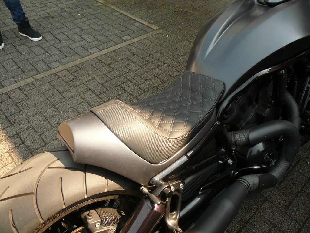 V-ROD Sitzbank Polsterung angefertigt und angepasst. Bezug in Carbon-/Glattleder mit dopelten-Rautenmuster angefertigt und montiert.