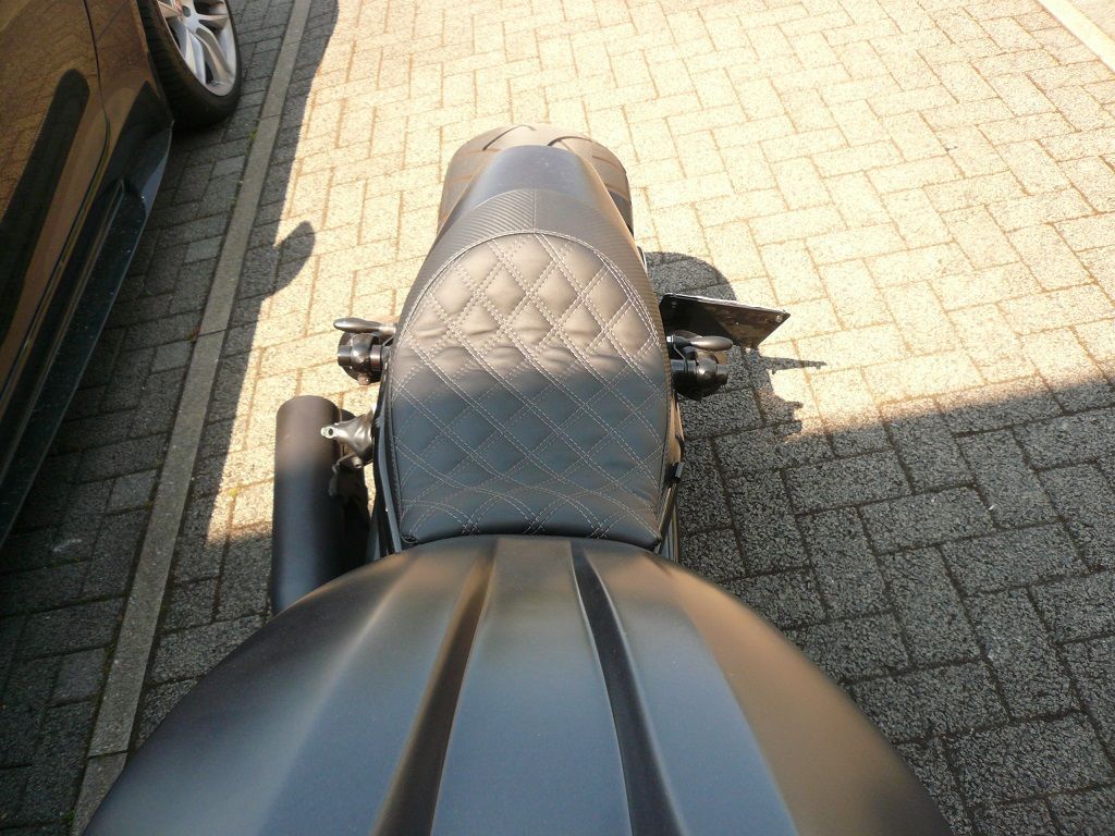 V-ROD Sitzbank Polsterung angefertigt und angepasst. Bezug in Carbon-/Glattleder mit dopelten-Rautenmuster angefertigt und montiert.