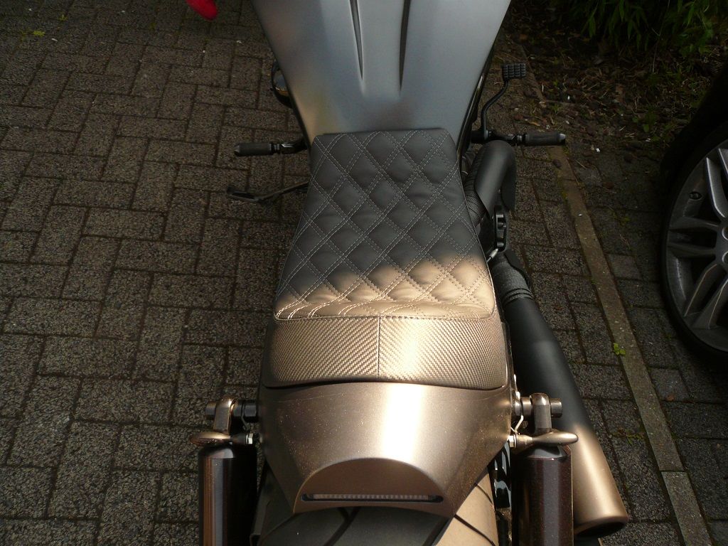 V-ROD Sitzbank Polsterung angefertigt und angepasst. Bezug in Carbon-/Glattleder mit dopelten-Rautenmuster angefertigt und montiert.