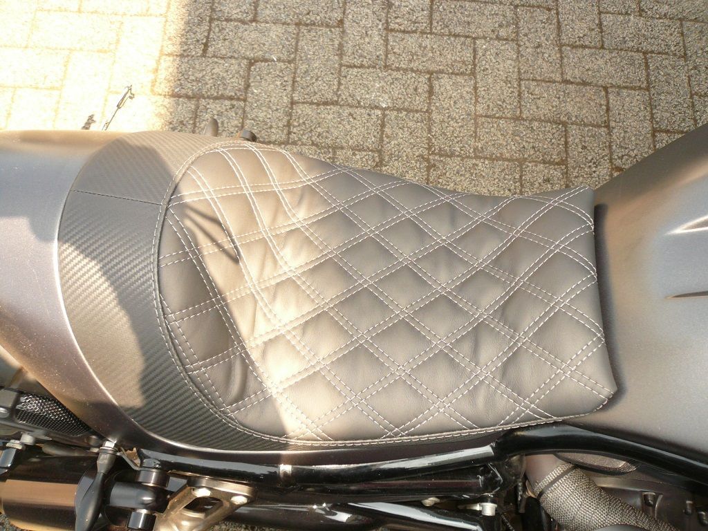 V-ROD Sitzbank Polsterung angefertigt und angepasst. Bezug in Carbon-/Glattleder mit dopelten-Rautenmuster angefertigt und montiert.