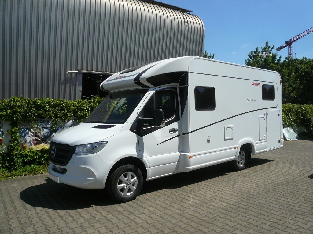 Wir montieren Alarmanlagen, SAT-TV, Multimedia- & Musikanlagen, Navigationen, Rückfahr- & Frontkameras in Ihr Wohnmobil ein.
Bei uns ist Ihr Wohnmobil in den besten Händen.
Wir bieten auf drei Einbauplätzen höchsten Montagekomfort für Ihr Wohnmobil.