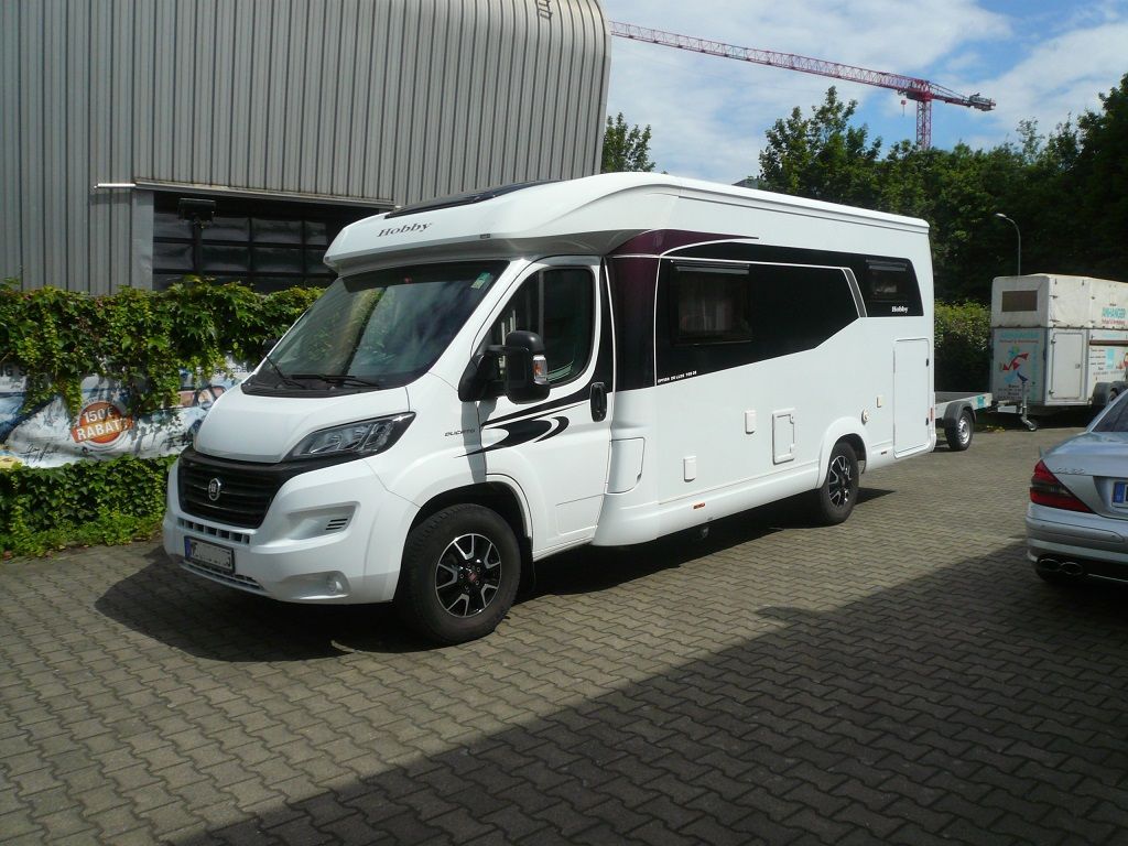 Wir montieren Alarmanlagen, SAT-TV, Multimedia- & Musikanlagen, Navigationen, Rückfahr- & Frontkameras in Ihr Wohnmobil ein.
Bei uns ist Ihr Wohnmobil in den besten Händen.
Wir bieten auf drei Einbauplätzen höchsten Montagekomfort für Ihr Wohnmobil.