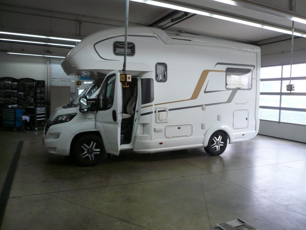 Wir montieren Alarmanlagen, SAT-TV, Multimedia- & Musikanlagen, Navigationen, Rückfahr- & Frontkameras in Ihr Wohnmobil ein.
Bei uns ist Ihr Wohnmobil in den besten Händen.
Wir bieten auf drei Einbauplätzen höchsten Montagekomfort für Ihr Wohnmobil.