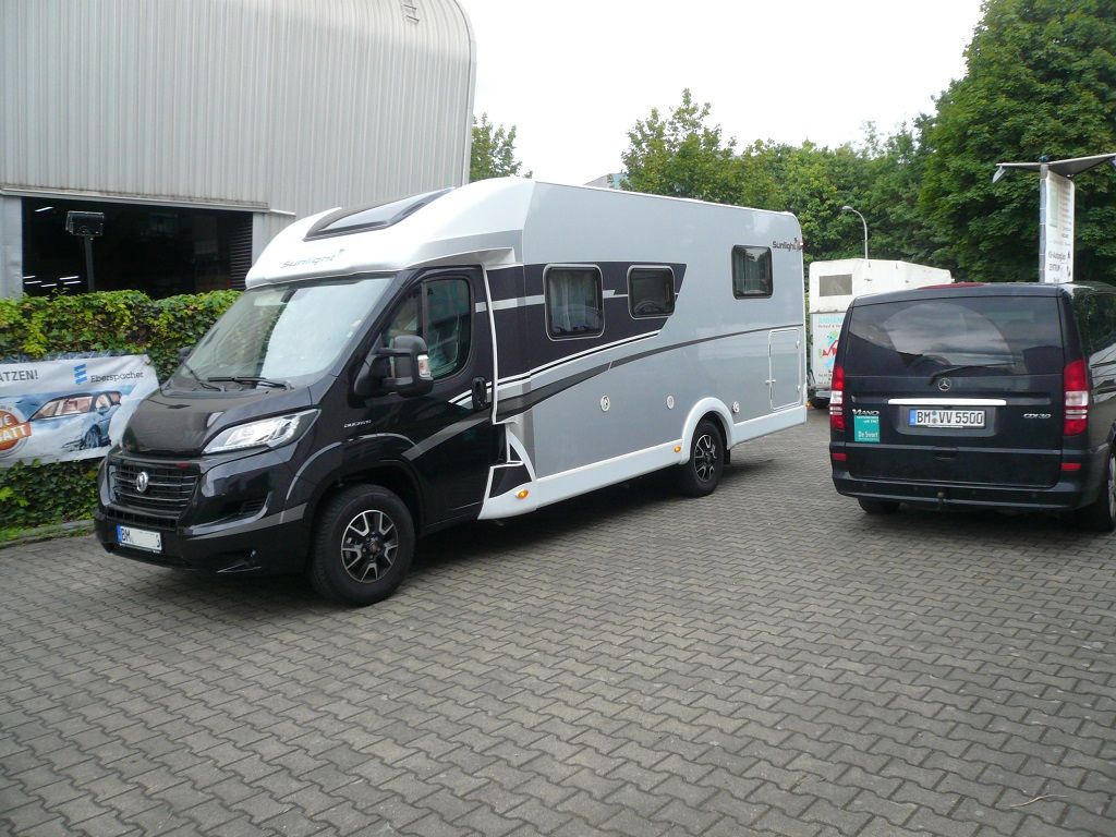 Wir montieren Alarmanlagen, SAT-TV, Multimedia- & Musikanlagen, Navigationen, Rückfahr- & Frontkameras in Ihr Wohnmobil ein.
Bei uns ist Ihr Wohnmobil in den besten Händen.
Wir bieten auf drei Einbauplätzen höchsten Montagekomfort für Ihr Wohnmobil.