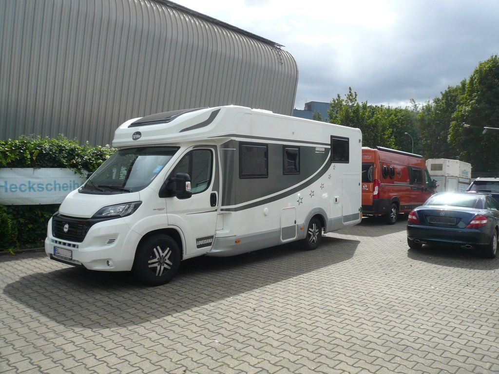 Wir montieren Alarmanlagen, SAT-TV, Multimedia- & Musikanlagen, Navigationen, Rückfahr- & Frontkameras in Ihr Wohnmobil ein.
Bei uns ist Ihr Wohnmobil in den besten Händen.
Wir bieten auf drei Einbauplätzen höchsten Montagekomfort für Ihr Wohnmobil.