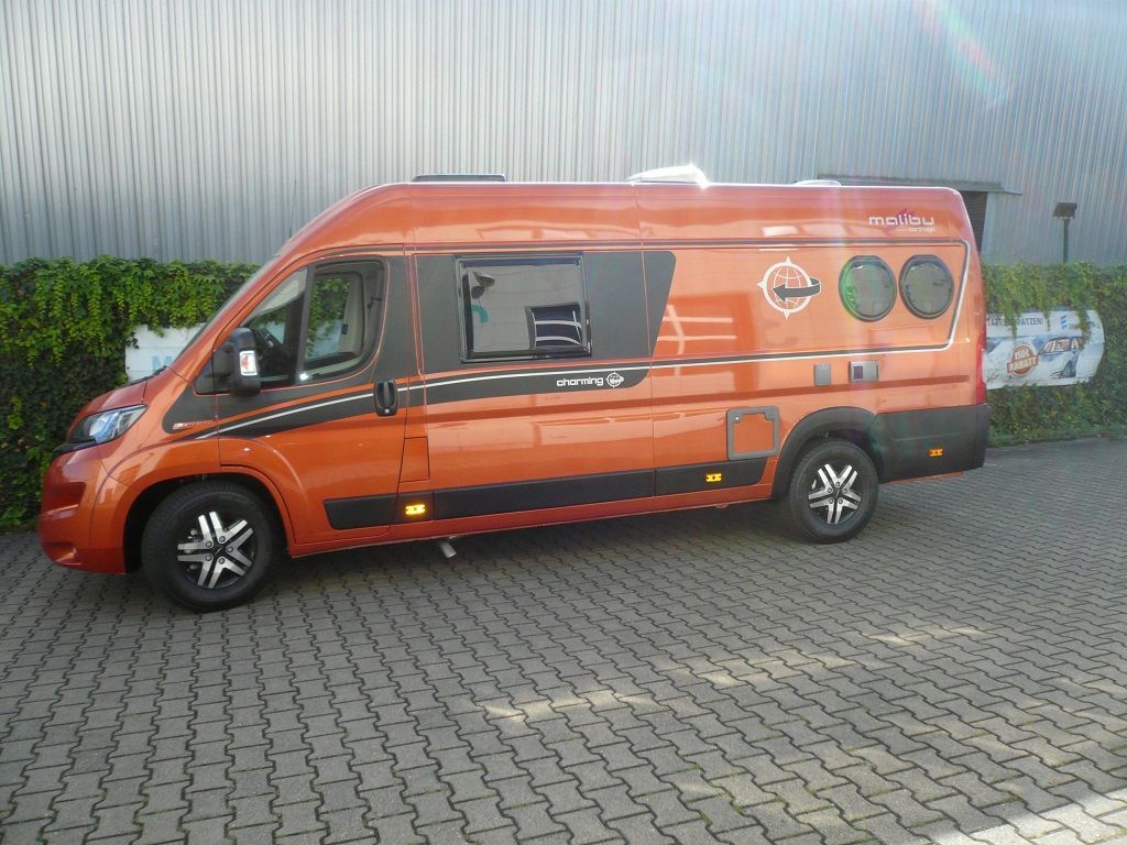 Wir montieren Alarmanlagen, SAT-TV, Multimedia- & Musikanlagen, Navigationen, Rückfahr- & Frontkameras in Ihr Wohnmobil ein.
Bei uns ist Ihr Wohnmobil in den besten Händen.
Wir bieten auf drei Einbauplätzen höchsten Montagekomfort für Ihr Wohnmobil.