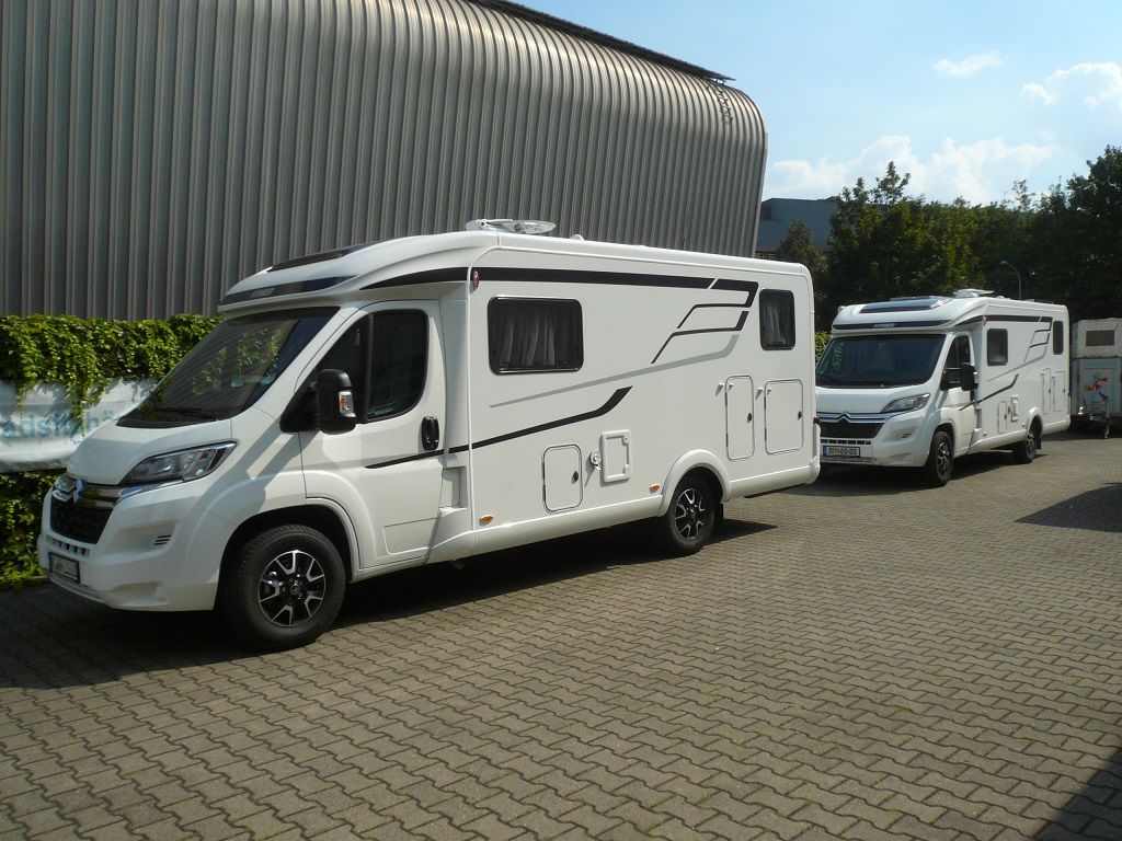 Wir montieren Alarmanlagen, SAT-TV, Multimedia- & Musikanlagen, Navigationen, Rückfahr- & Frontkameras in Ihr Wohnmobil ein.
Bei uns ist Ihr Wohnmobil in den besten Händen.
Wir bieten auf drei Einbauplätzen höchsten Montagekomfort für Ihr Wohnmobil.