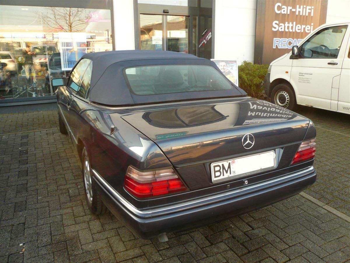 Mercedes E-Klasse Typ W124, Verdeckbezug in Sonnenland Stoff blau mit Glas Heckscheibe geliefert und montiert.
