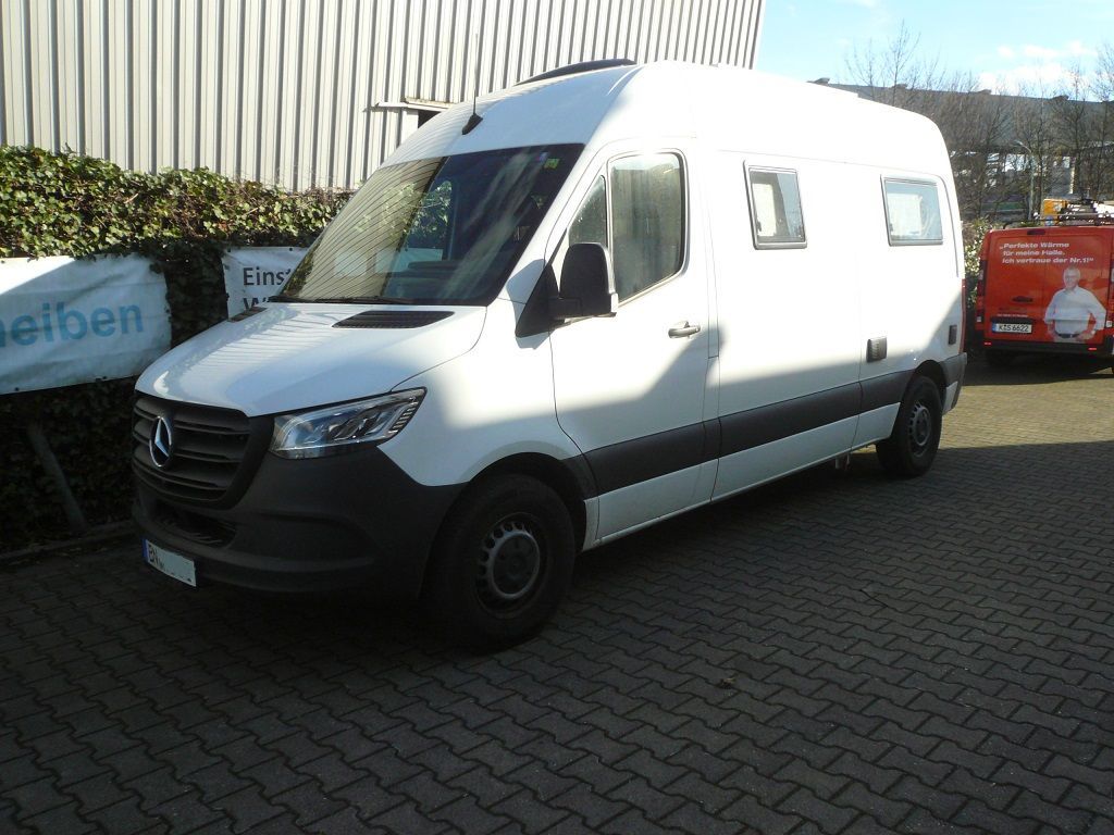 Wir montieren Alarmanlagen, SAT-TV, Multimedia- & Musikanlagen, Navigationen, Rückfahr- & Frontkameras in Ihr Wohnmobil ein.
Bei uns ist Ihr Wohnmobil in den besten Händen.
Wir bieten auf drei Einbauplätzen höchsten Montagekomfort für Ihr Wohnmobil.