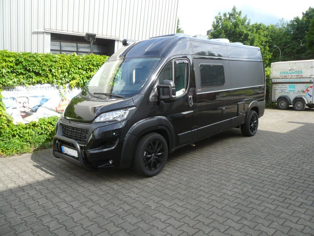 Wir montieren Alarmanlagen, SAT-TV, Multimedia- & Musikanlagen, Navigationen, Rückfahr- & Frontkameras in Ihr Wohnmobil ein.
Bei uns ist Ihr Wohnmobil in den besten Händen.
Wir bieten auf drei Einbauplätzen höchsten Montagekomfort für Ihr Wohnmobil.