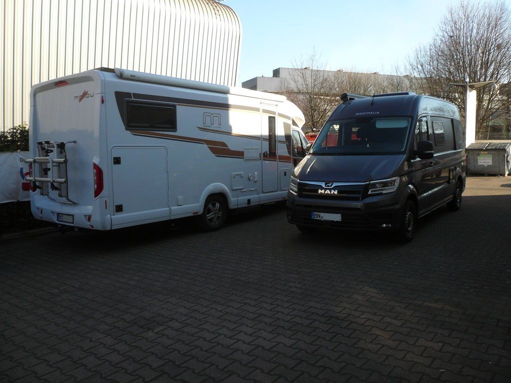 Wir montieren Alarmanlagen, SAT-TV, Multimedia- & Musikanlagen, Navigationen, Rückfahr- & Frontkameras in Ihr Wohnmobil ein.
Bei uns ist Ihr Wohnmobil in den besten Händen.
Wir bieten auf drei Einbauplätzen höchsten Montagekomfort für Ihr Wohnmobil.