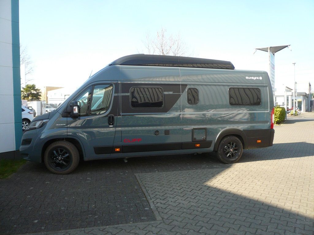 Wir montieren Alarmanlagen, SAT-TV, Multimedia- & Musikanlagen, Navigationen, Rückfahr- & Frontkameras in Ihr Wohnmobil ein.
Bei uns ist Ihr Wohnmobil in den besten Händen.
Wir bieten auf drei Einbauplätzen höchsten Montagekomfort für Ihr Wohnmobil.