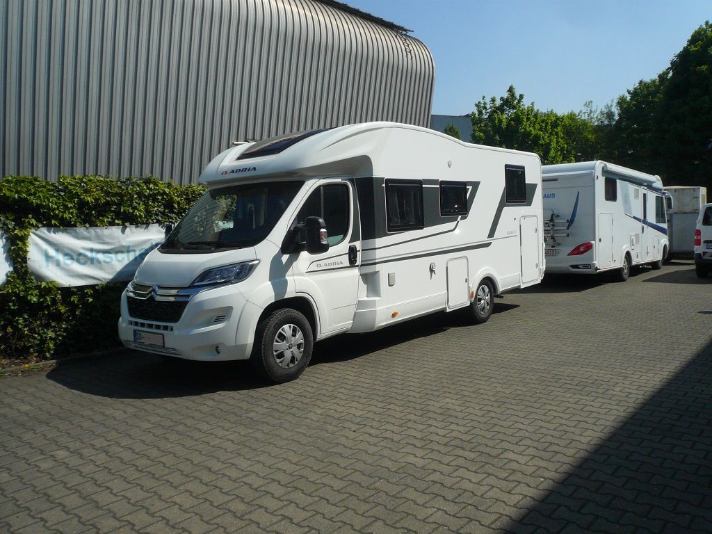 Wir montieren Alarmanlagen, SAT-TV, Multimedia- & Musikanlagen, Navigationen, Rückfahr- & Frontkameras in Ihr Wohnmobil ein.
Bei uns ist Ihr Wohnmobil in den besten Händen.
Wir bieten auf drei Einbauplätzen höchsten Montagekomfort für Ihr Wohnmobil.