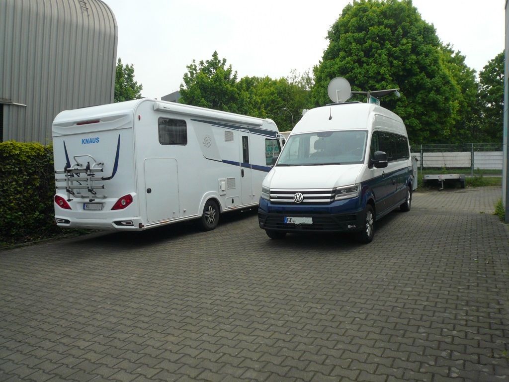 Wir montieren Alarmanlagen, SAT-TV, Multimedia- & Musikanlagen, Navigationen, Rückfahr- & Frontkameras in Ihr Wohnmobil ein.
Bei uns ist Ihr Wohnmobil in den besten Händen.
Wir bieten auf drei Einbauplätzen höchsten Montagekomfort für Ihr Wohnmobil.