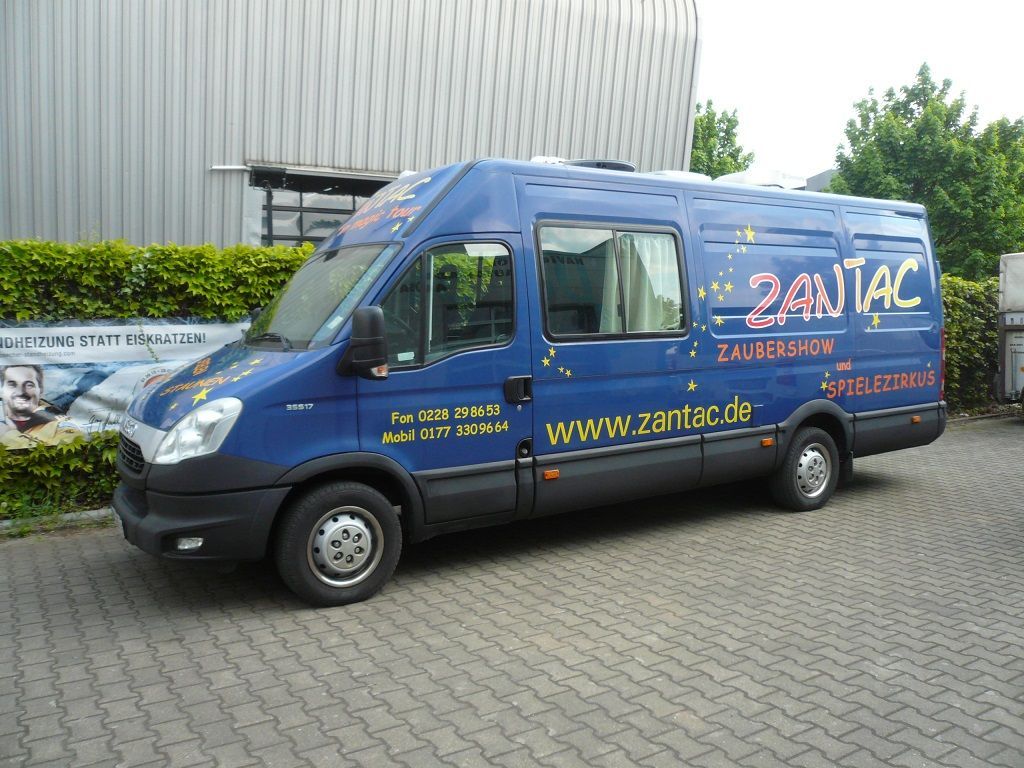 Wir montieren Alarmanlagen, SAT-TV, Multimedia- & Musikanlagen, Navigationen, Rückfahr- & Frontkameras in Ihr Wohnmobil ein.
Bei uns ist Ihr Wohnmobil in den besten Händen.
Wir bieten auf drei Einbauplätzen höchsten Montagekomfort für Ihr Wohnmobil.