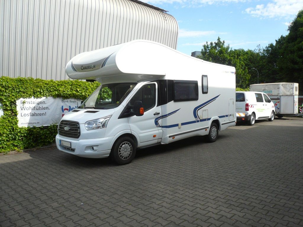 Wir montieren Alarmanlagen, SAT-TV, Multimedia- & Musikanlagen, Navigationen, Rückfahr- & Frontkameras in Ihr Wohnmobil ein.
Bei uns ist Ihr Wohnmobil in den besten Händen.
Wir bieten auf drei Einbauplätzen höchsten Montagekomfort für Ihr Wohnmobil.