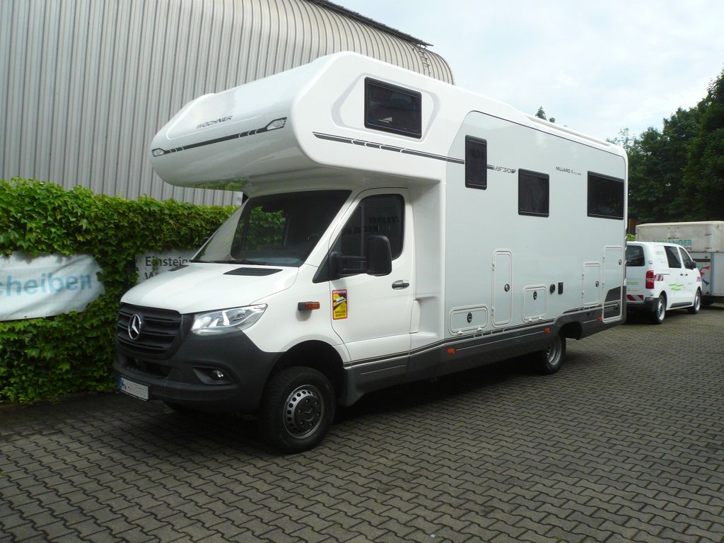 Wir montieren Alarmanlagen, SAT-TV, Multimedia- & Musikanlagen, Navigationen, Rückfahr- & Frontkameras in Ihr Wohnmobil ein.
Bei uns ist Ihr Wohnmobil in den besten Händen.
Wir bieten auf drei Einbauplätzen höchsten Montagekomfort für Ihr Wohnmobil.