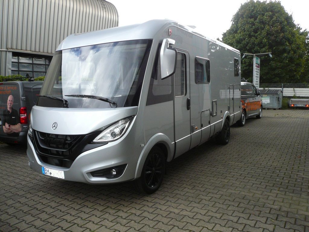 Jehnert 3-Wege Fahrerhaussystem, Wohnraumlautsprecher im Schrank eingelassen, 5 Kanal DSP Verstärker und Subwoofer im Mercedes Sprinter Wohnmobil mit MBUX nachgerüstet.