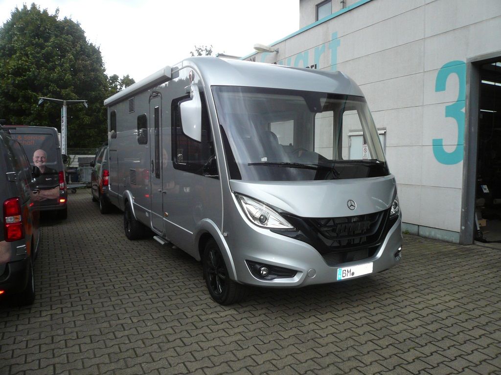 Jehnert 3-Wege Fahrerhaussystem, Wohnraumlautsprecher im Schrank eingelassen, 5 Kanal DSP Verstärker und Subwoofer im Mercedes Sprinter Wohnmobil mit MBUX nachgerüstet.