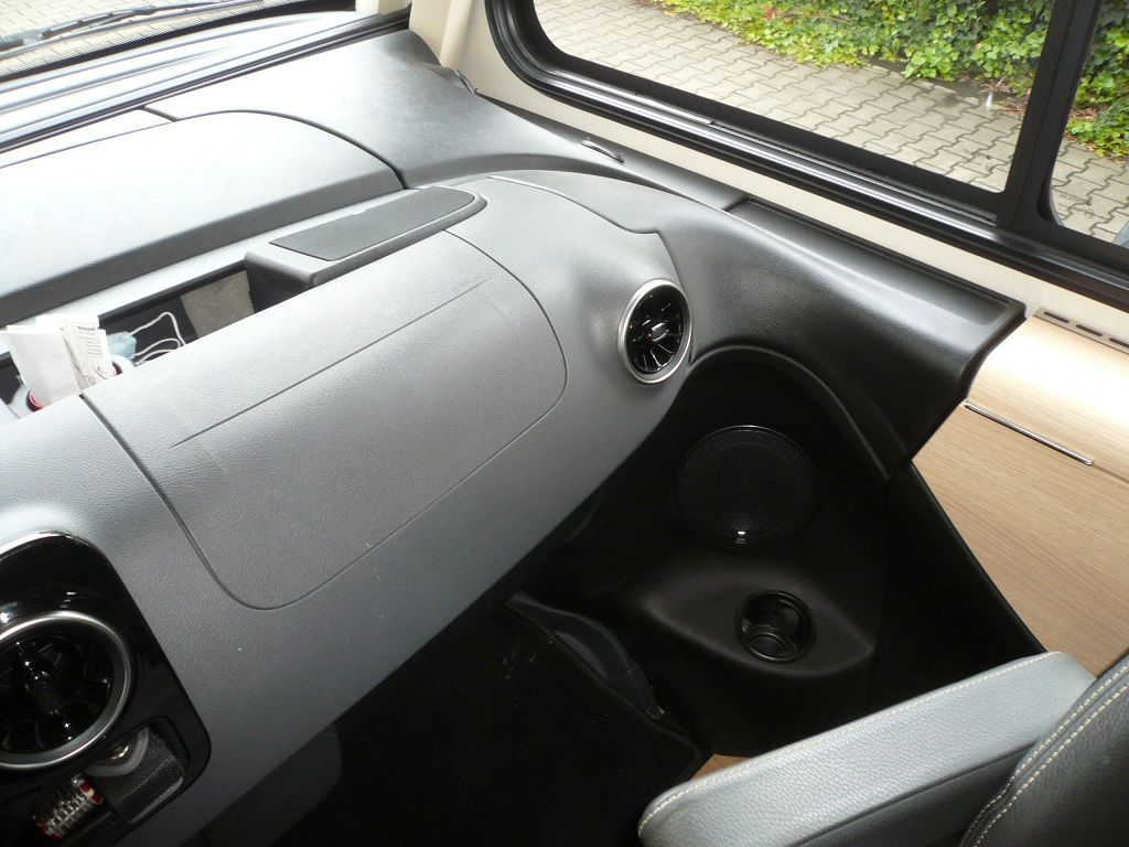 Jehnert 3-Wege Fahrerhaussystem, Wohnraumlautsprecher im Schrank eingelassen, 5 Kanal DSP Verstärker und Subwoofer im Mercedes Sprinter Wohnmobil mit MBUX nachgerüstet.