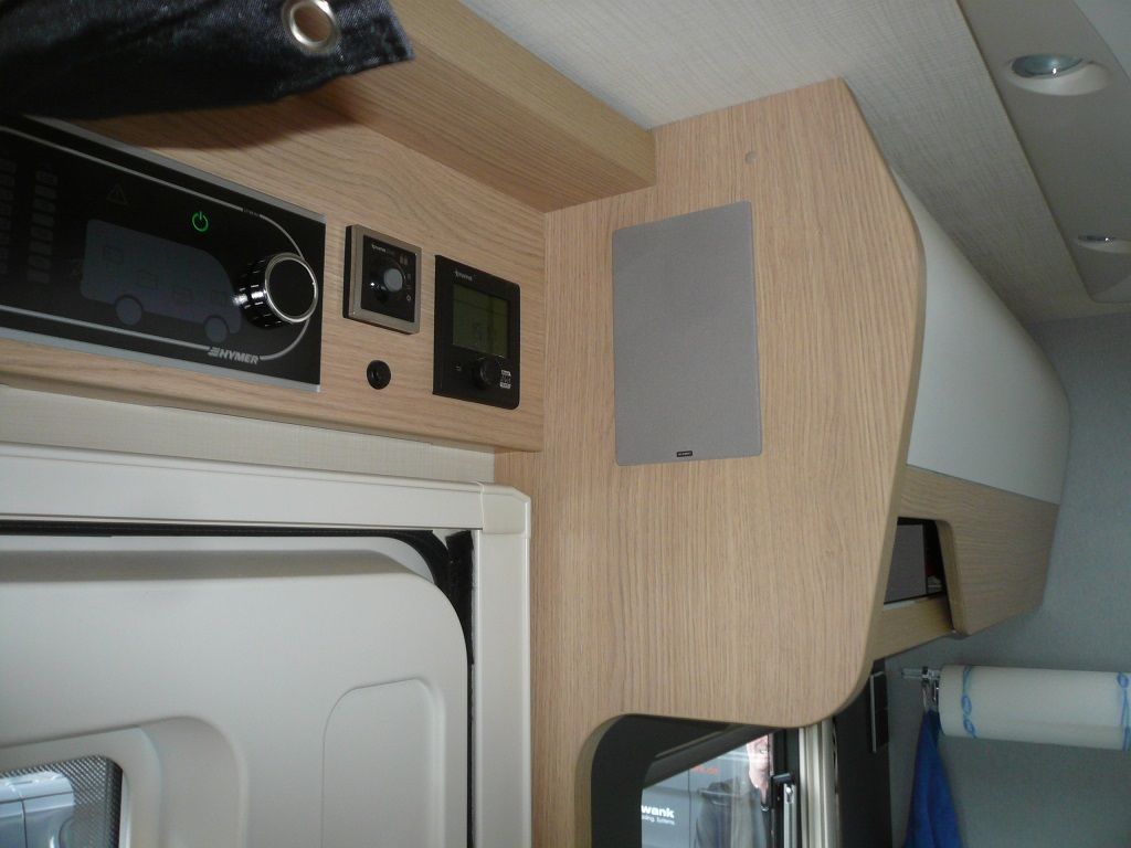 Jehnert 3-Wege Fahrerhaussystem, Wohnraumlautsprecher im Schrank eingelassen, 5 Kanal DSP Verstärker und Subwoofer im Mercedes Sprinter Wohnmobil mit MBUX nachgerüstet.