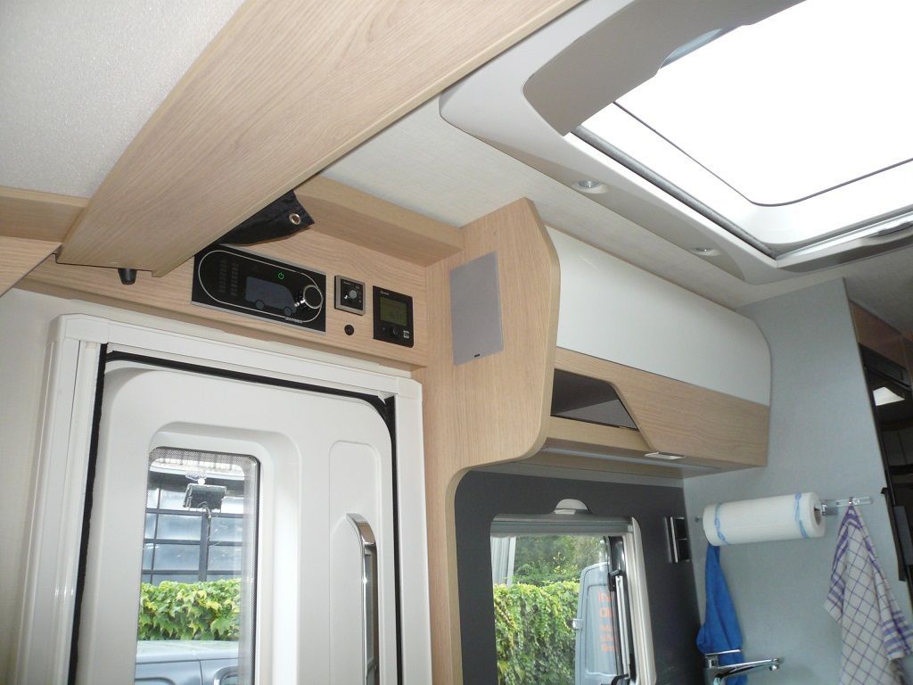 Jehnert 3-Wege Fahrerhaussystem, Wohnraumlautsprecher im Schrank eingelassen, 5 Kanal DSP Verstärker und Subwoofer im Mercedes Sprinter Wohnmobil mit MBUX nachgerüstet.